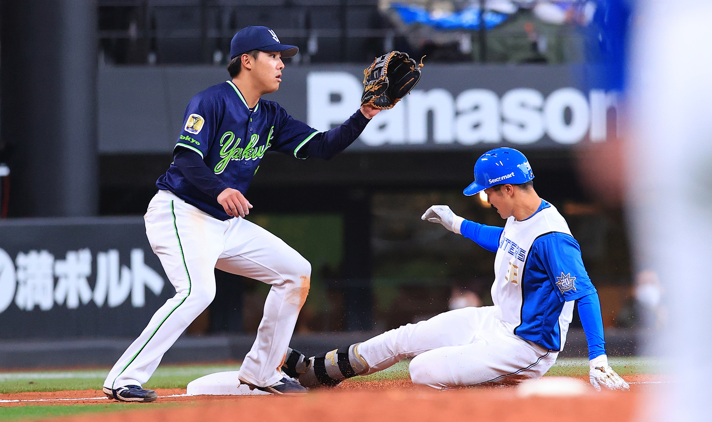 六回１死、石井が右中間を破り、三塁に到達する