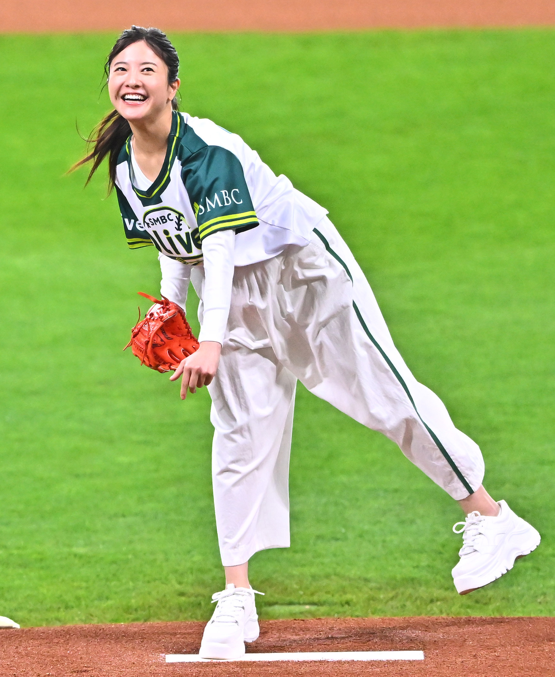 始球式に登場した女優の吉高由里子