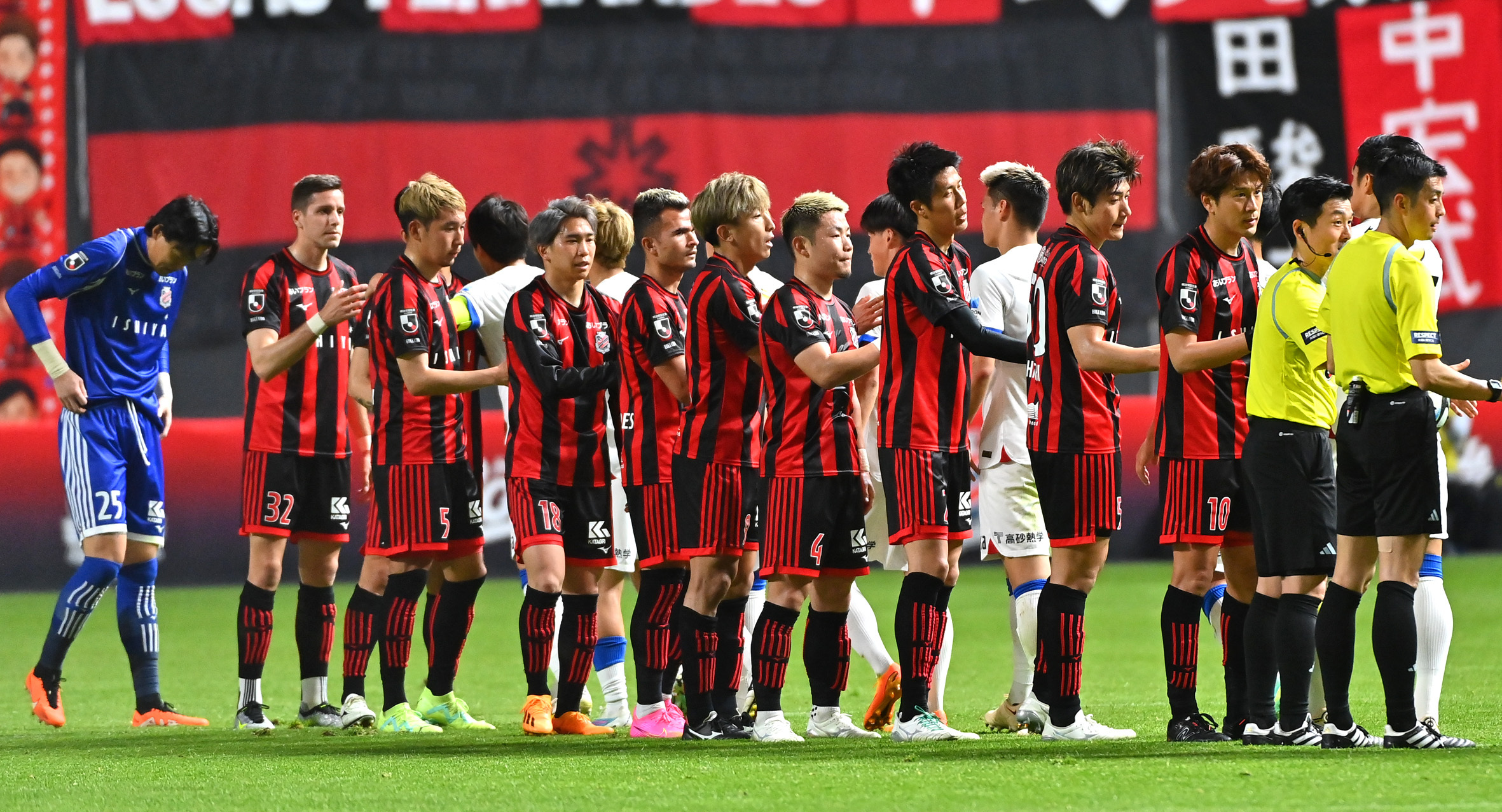 試合後、鹿島の選手と握手を交わす札幌イレブン