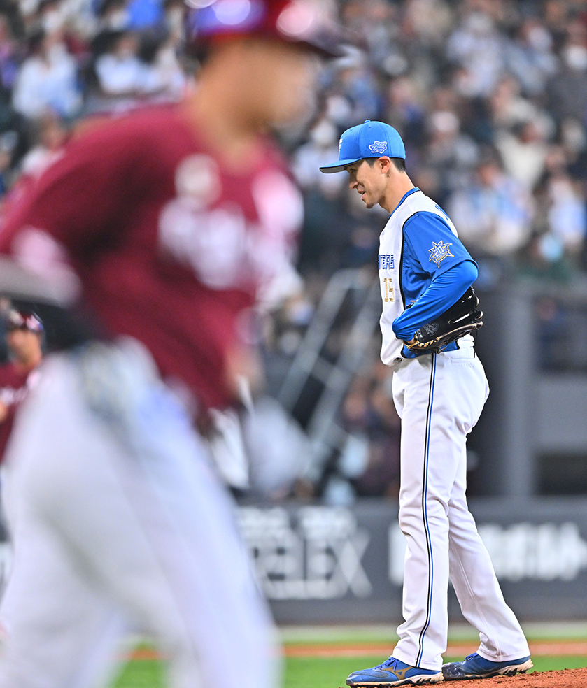 四回、浅村（左）に本塁打を打たれる上沢